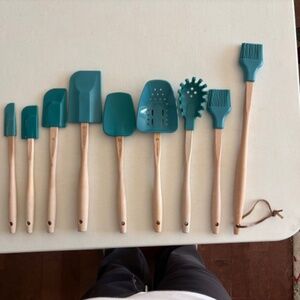 Le Creuset 9-Piece Silicone Tool Set in Caribbean Blue - Like New!